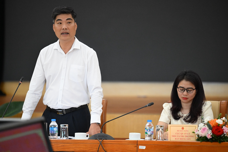 Ông Nguyễn Trí Đức - Chánh Văn phòng Bộ Xây dựng trả lời tại họp báo. Ảnh Nguyên Khánh