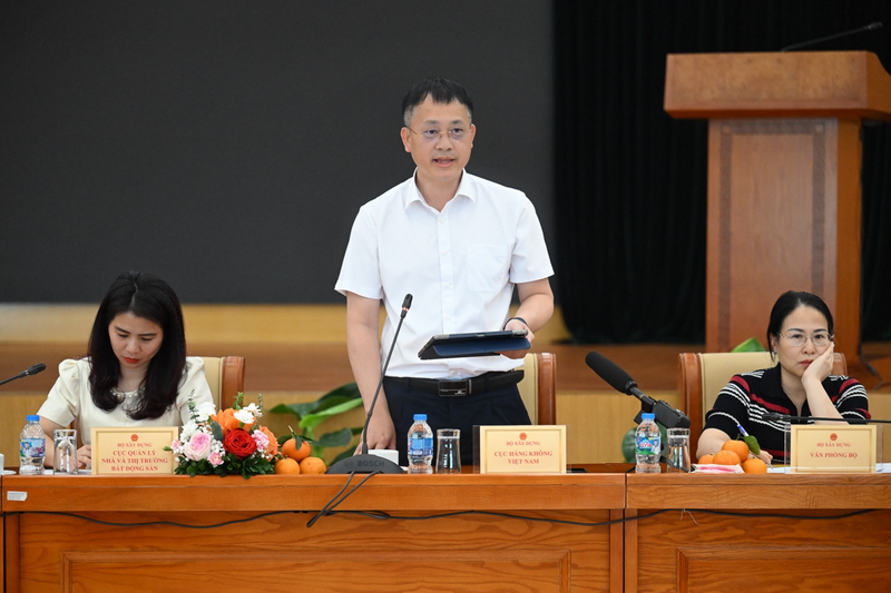 Ông Đỗ Hồng Cẩm - Phó Cục trưởng Cục Hàng không Việt Nam (Bộ Xây dựng) chia sẻ tại họp báo. Ảnh: Nguyên Khánh