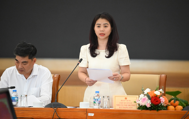 Bà Hoàng Thu Hằng – Phó Cục trưởng Cục Quản lý nhà và thị trường bất động sản (Bộ Xây dựng) cung cấp thông tin tại họp báo. Ảnh: Nguyên Khánh