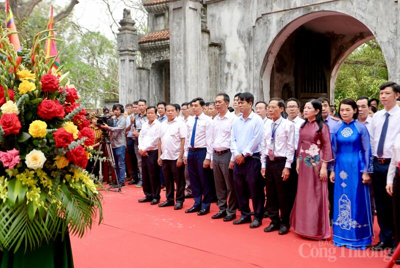 Chủ tịch UBND tỉnh Thanh Hoá Nguyễn Hoài Anh và lãnh đạo tỉnh, cùng đại diện các sở, ban, ngành, địa phương cùng đông đảo người dân và du khách thập phương tham dự Lễ hội Đền Bà Triệu năm 2026. Ảnh: Ngô Nhung