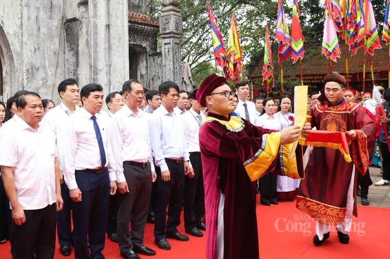Lãnh đạo tỉnh và đại biểu trong nghi lễ tấu trình chúc văn. Ảnh: Ngô Nhung