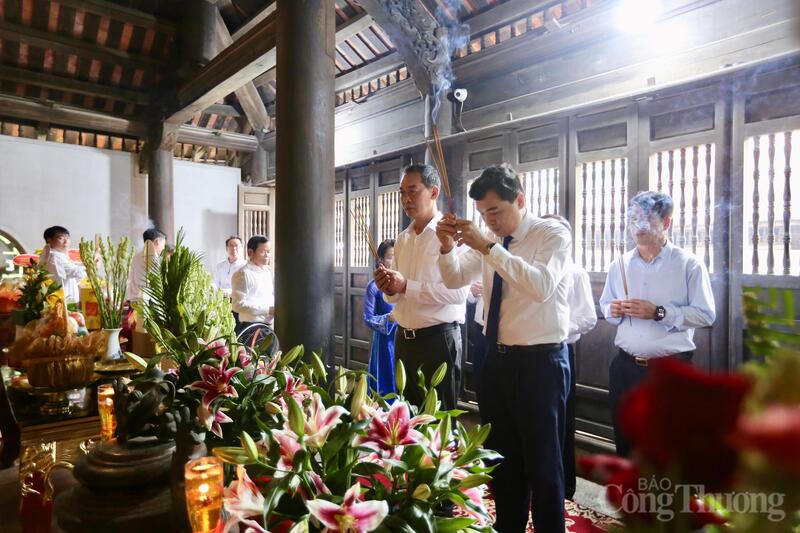 Chủ tịch UBND tỉnh Thanh Hoá Nguyễn Hoài Anh và lãnh đạo tỉnh, cùng đại diện các sở, ban, ngành, địa phương dâng hương kính cáo Anh hùng dân tộc Triệu Thị Trinh. Ảnh: Ngô Nhung