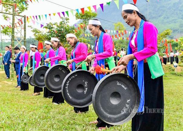Đến thăm Thác Mây vào dịp lễ hội hàng năm, du khách được hòa mình, tham gia những trò chơi dân gian như kéo co, tung còn, đẩy gậy, hay lắng nghe những làn điệu dân ca Mường mượt mà. (Ảnh: Quốc Anh)