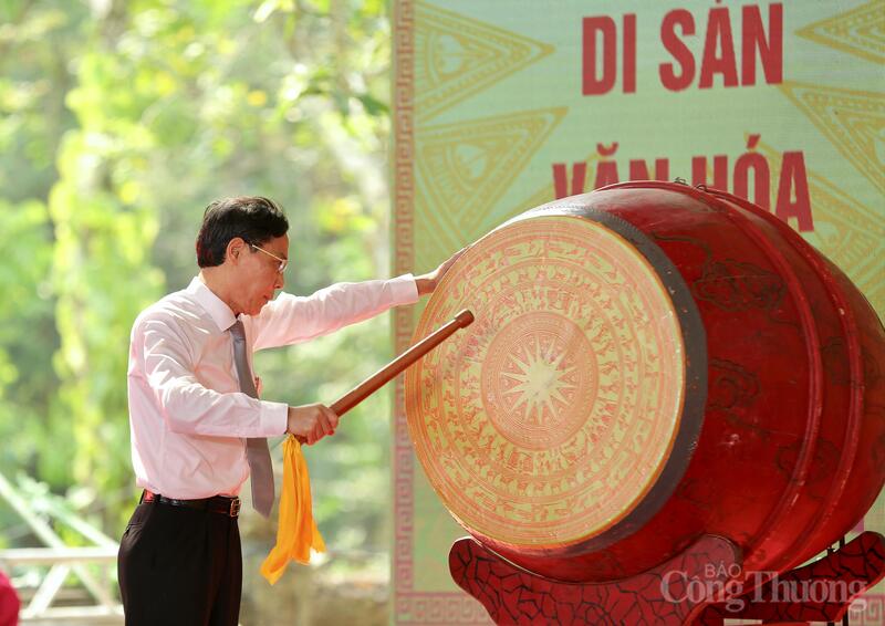 Phó Chủ tịch UBND tỉnh Thanh Hóa Đầu Thanh Tùng đánh hồi trống khai hội. Ảnh: Ngô Nhung