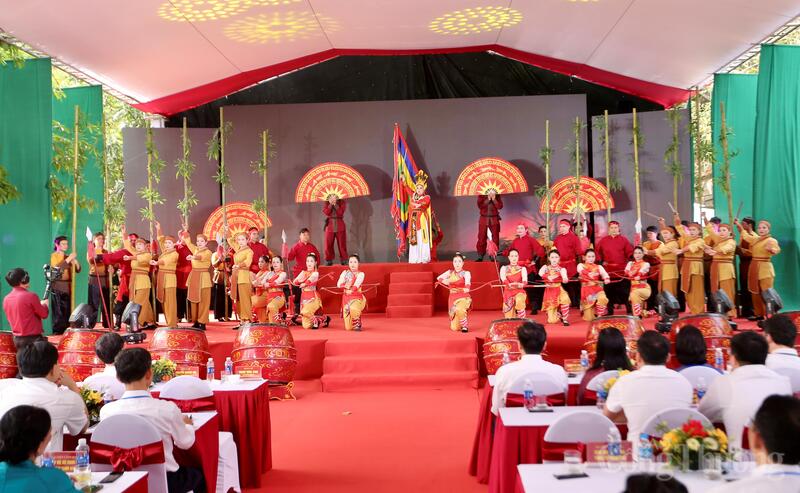 Các tiết mục nghệ thuật đặc sắc diễn ra sau phần đánh trống khai hội. Ảnh: Ngô Nhung