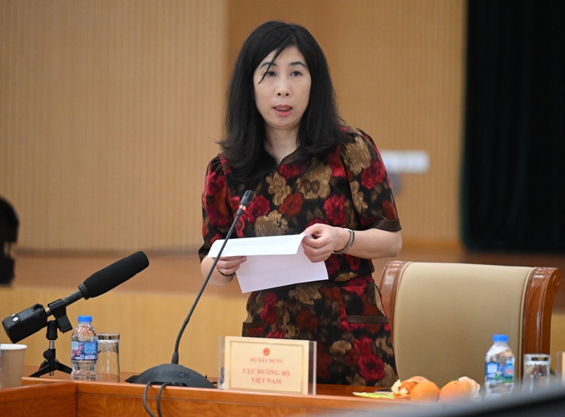 Bà Phan Thị Thu Hiền - Phó Cục trưởng Cục Đường bộ Việt Nam (Bộ Xây dựng) chia sẻ tại họp báo. Ảnh: Nguyên Khánh