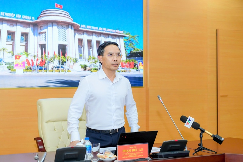 Thống đốc Ngân hàng Nhà nước Việt Nam Phạm Đức Ấn phát biểu tại buổi họp.