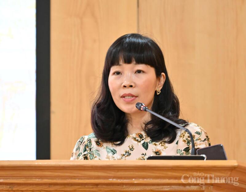 Bà Nguyễn Quỳnh Mai - Phó Vụ trưởng Vụ Chính sách thương mại đa biên, Bộ Công Thương thông tin tại họp báo thường kỳ quý I/2026 - Ảnh: Cấn Dũng