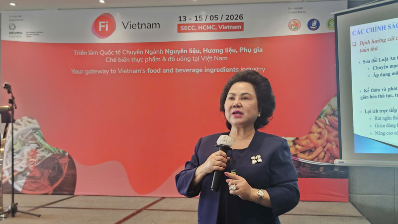 Bà Lý Kim Chi, Chủ tịch Hiệp hội Lương thực - Thực phẩm TP. Hồ Chí Minh phát biểu tại buổi họp báo. Ảnh NV