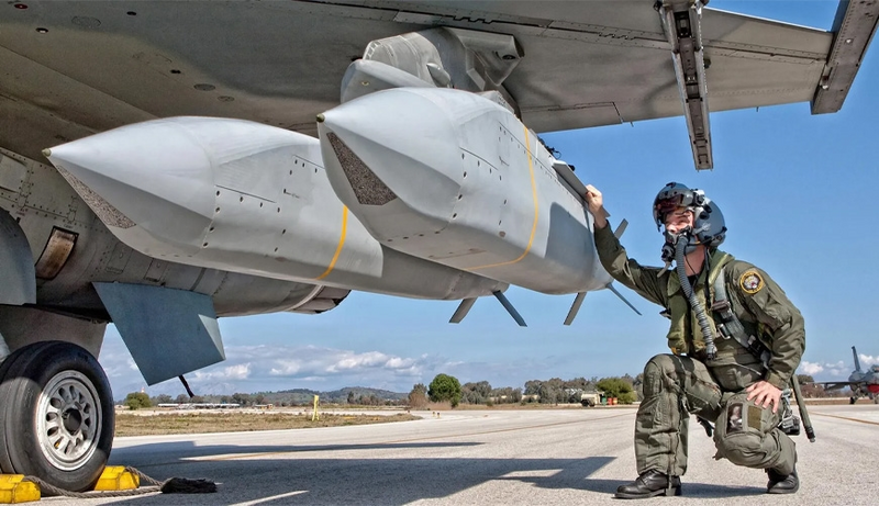 AGM-154 JSOW cho thấy xu hướng tấn công ngoài tầm phòng không trong chiến tranh hiện đại. Ảnh: Military