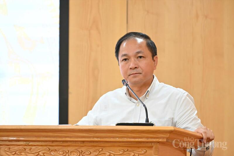 Ông Đào Duy Anh - Phó Cục trưởng Cục Đổi mới sáng tạo, Chuyển đổi xanh và Khuyến công, Bộ Công Thương thông tin về xăng sinh học E10. Ảnh: Cấn Dũng