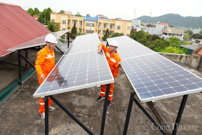 Điện mặt trời mái nhà góp phần giảm phát thải khí CO₂, phù hợp với cam kết của Việt Nam tại COP26. Ảnh: Hùng Mạnh