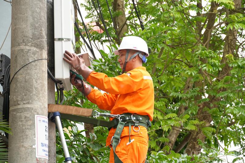 EVNNPC đẩy mạnh công tác tuyên truyền, nâng cao nhận thức của khách hàng về phát triển điện mặt trời mái nhà, tiết kiệm năng lượng. Ảnh: Hùng Mạnh