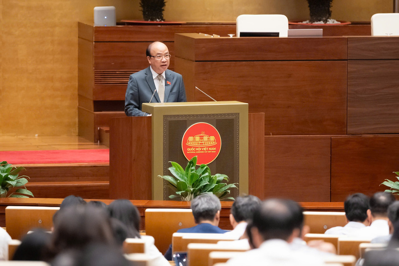 Chủ nhiệm Ủy ban Pháp luật và Tư pháp Phan Chí Hiếu trình bày Báo cáo tóm tắt thẩm tra về dự thảo Luật Tiếp cận thông tin (sửa đổi).
