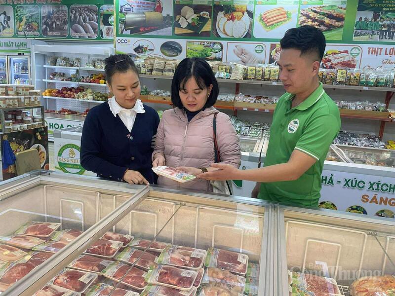 Bà Nguyễn Thị Ngọc, Giám đốc Chi nhánh Nông sản xanh Sáng Nhung (áo đen) giới thiệu cho người tiêu dùng sản phẩm thịt.