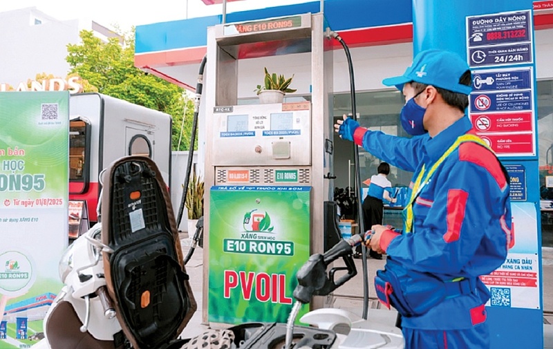 Hệ thống hơn 900 cửa hàng xăng dầu trên toàn quốc của PVOIL duy trì hoạt động liên tục, góp phần ổn định thị trường. Ảnh Petrovietnam