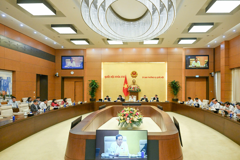 Ủy ban Thường vụ Quốc hội cho ý kiến với dự thảo Nghị quyết của Quốc hội về việc ban hành một số quy định về thuế bảo vệ môi trường, thuế giá trị gia tăng, thuế tiêu thụ đặc biệt đối với xăng, dầu và nhiên liệu bay