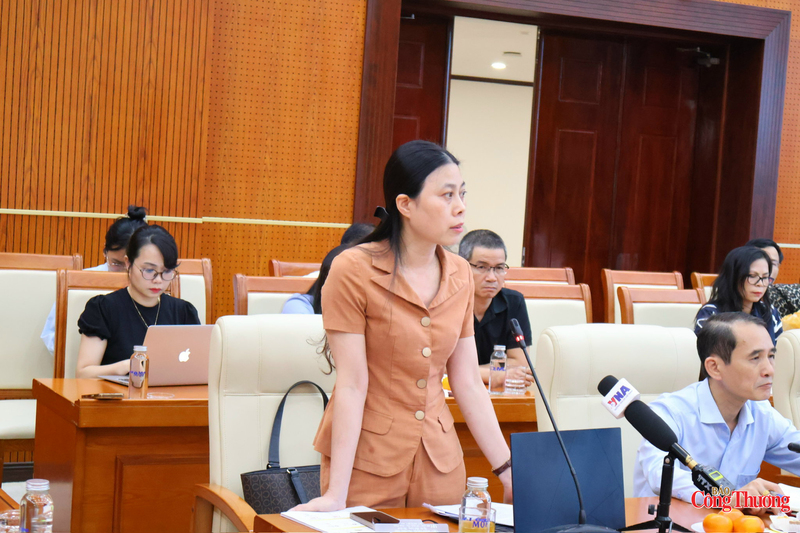 Bà Đỗ Thị Ngọc - Phó Cục trưởng Cục Thống kê (Bộ Tài chính) phát biểu tại họp báo. Ảnh: Phương Hà