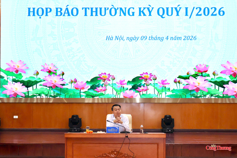 Thứ trưởng Bộ Tài Chính, ông Nguyễn Đức Chi chủ trì buổi họp báo thường kỳ quý I/2026. Ảnh: Phương Hà