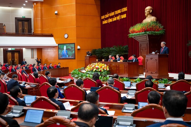 Tổng Bí thư Tô Lâm nhấn mạnh, những vấn đề được bàn và quyết nghị tại Hội nghị Trung ương 2 chính là nền tảng vững chắc hiện thực hóa 2 mục tiêu chiến lược 100 năm của dân tộc. Ảnh: DV