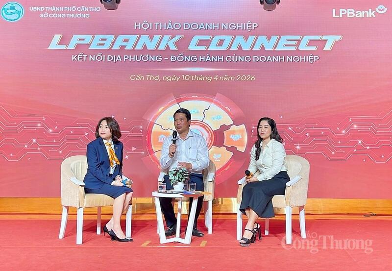 Các đại biểu thảo luận tại chương trình.