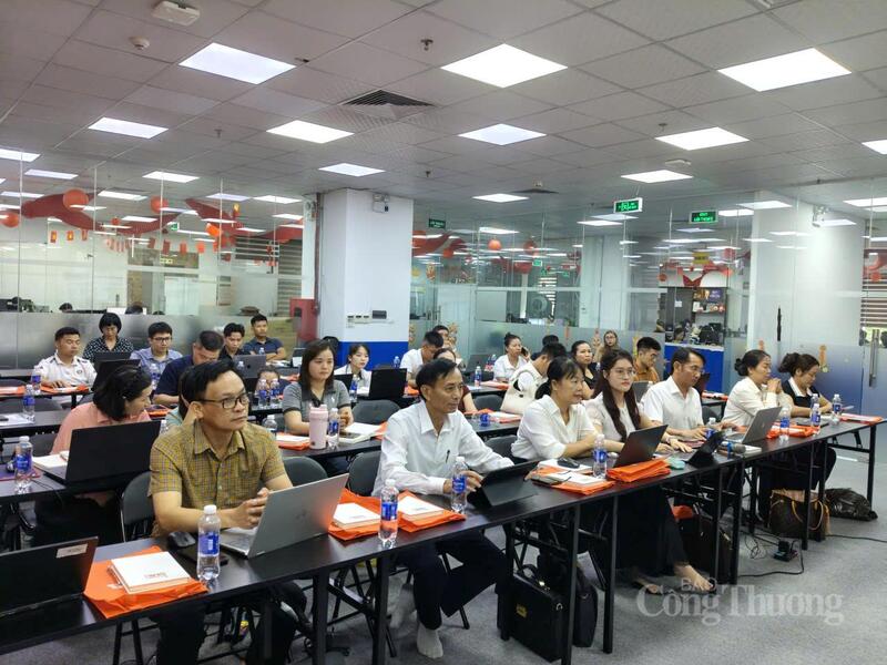 Lãnh đạo Sở Công Thương, các phòng chuyên môn, đơn vị liên quan và  doanh nghiệp tham gia khoá đào tạo. Ảnh: Dương Hùng