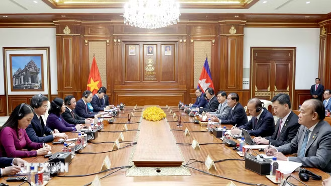 Thường trực Ban Bí thư Trần Cẩm Tú hội kiến Chủ tịch CPP, Chủ tịch Thượng viện Campuchia Hun Sen. (Ảnh: Phương Hoa/TTXVN)