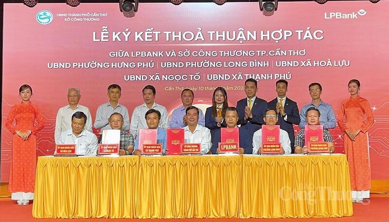 Lễ ký kết các biên bản ghi nhớ hợp tác giữa các đơn vị doanh nghiệp.