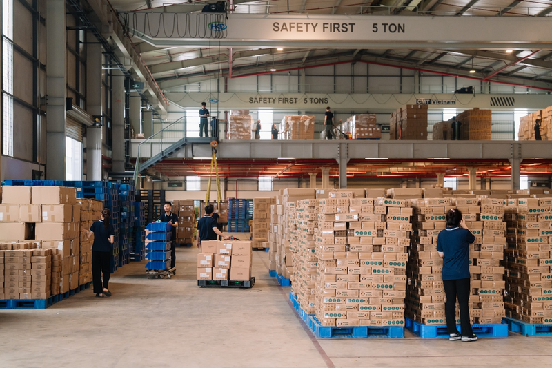 Hệ thống kho bãi quy mô lớn của Amply Fulfillment với hạ tầng hiện đại giúp nâng cao năng lực xử lý đơn hàng và tối ưu vận hành.