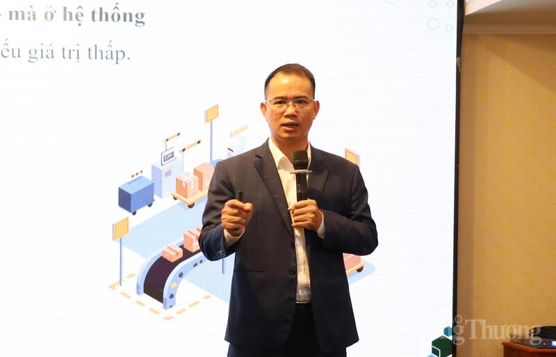 Ông Hoàng Văn Việt, Chủ tịch Cộng đồng doanh nhân trí thức Toàn cầu chia sẻ tại Hội thảo.