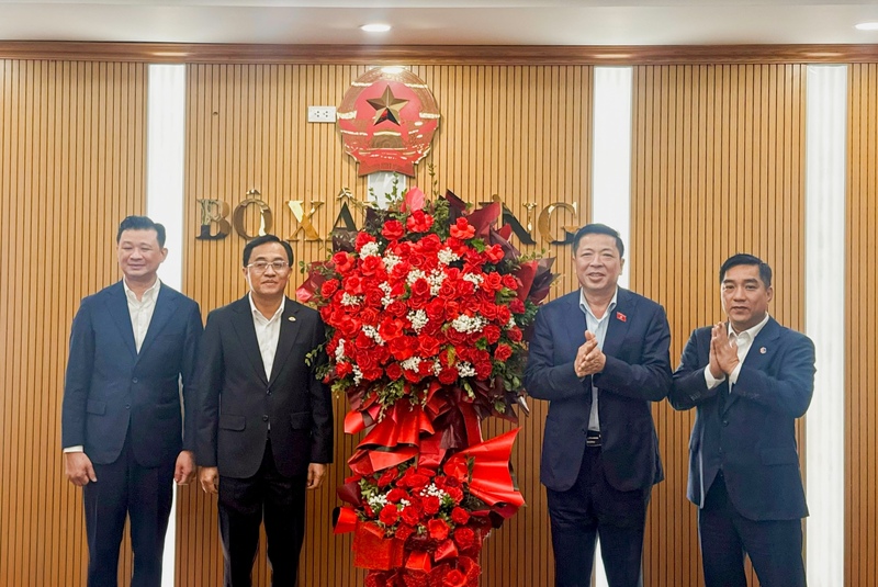 Đại diện phía Việt Nam và Lào chụp ảnh lưu niệm.