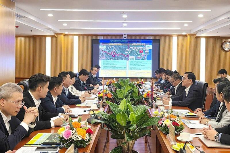 Bộ trưởng Bộ Xây dựng Trần Hồng Minh trong buổi làm việc với Bộ trưởng Bộ Công chính và Vận tải Lào Leklay Sivilay về thúc đẩy các dự án kết nối hạ tầng giao thông trọng điểm trong hợp tác giữa hai nước.