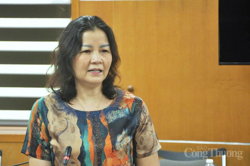 Bà Trần Thị Phương Lan phát biểu tại cuộc họp.