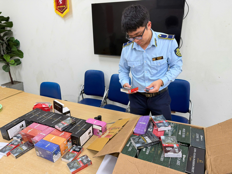 Hàng trăm sản phẩm thuốc lá điện tử vi phạm bị lực lượng chức năng tạm giữ, chờ xử lý và tiêu hủy theo quy định. Ảnh Văn Hợp