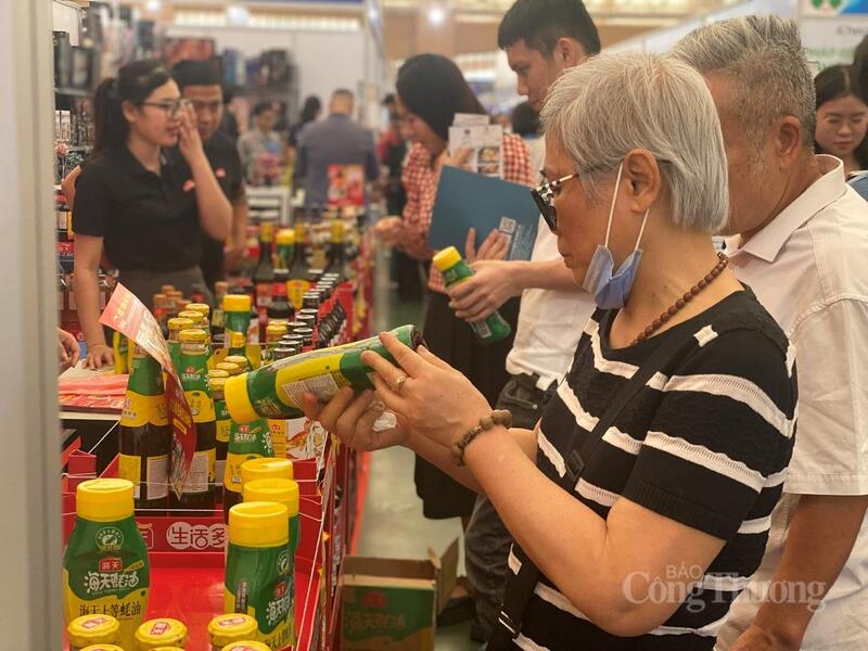Gian hàng trưng bày sản phẩm của thương hiệu Hải Thiên thu hút khách thăm quan. Ảnh: Hải Linh