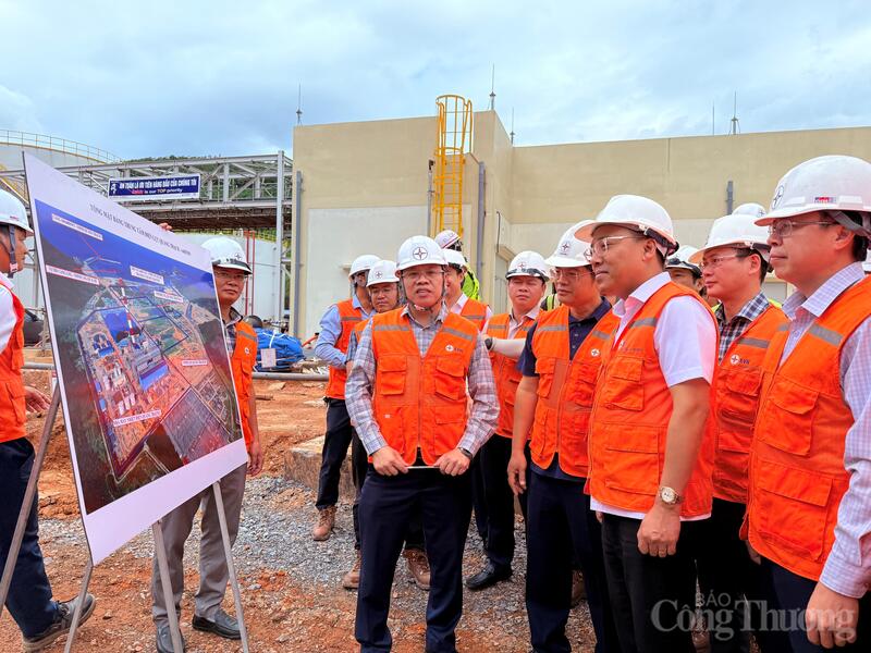 Thứ trưởng Bộ Công Thương Nguyễn Hoàng Long kiểm tra tiến độ dự án Nhà máy Nhiệt điện Quảng Trạch tại Khu kinh tế Hòn La, tỉnh Quảng Trị vào tháng 07/2025