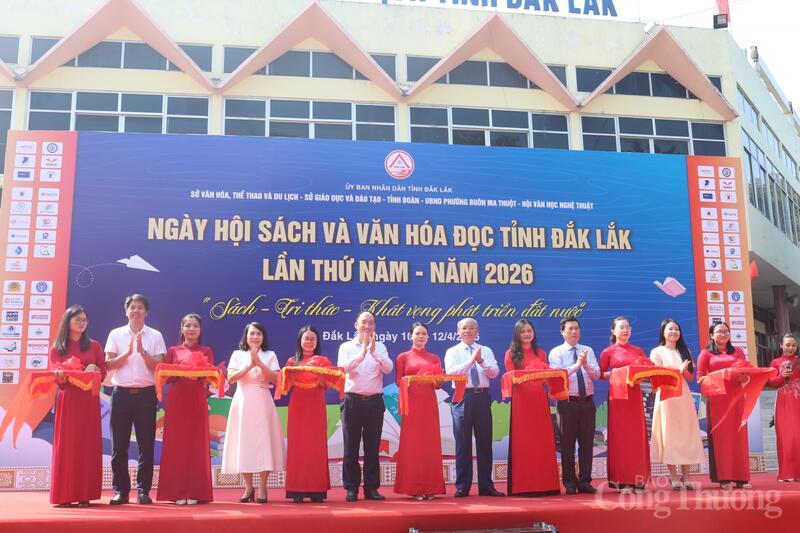 Các đại biểu cắt băng khai mạc Ngày hội sách và văn hóa đọc tỉnh Đắk Lắk lần thứ V - năm 2026. Ảnh: Huỳnh Sự