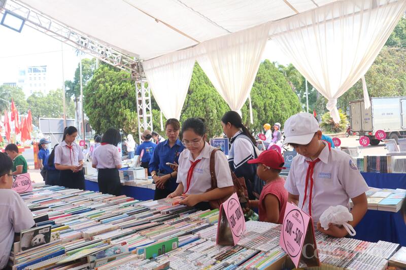 Sách là nền tảng quan trọng để xây dựng xã hội học tập, nâng cao dân trí và bồi dưỡng nhân tài. Ảnh: Huỳnh Sự