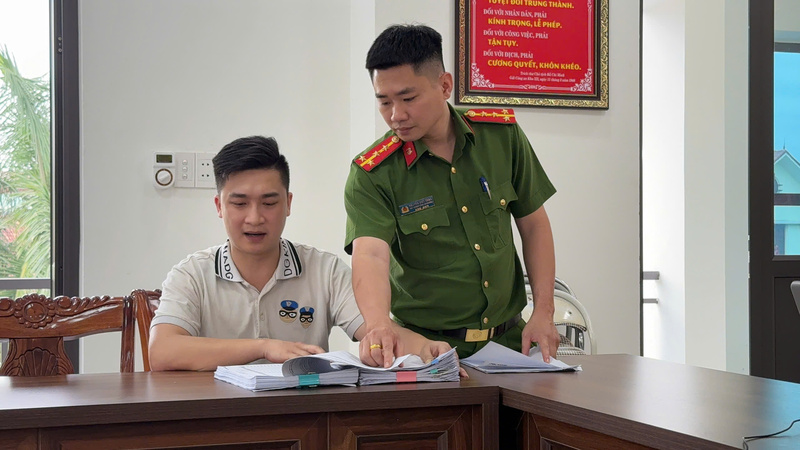 Công an phường Cam Đường làm việc với đối tượng Đỗ Tiến Xuân. Ảnh: Công an tỉnh Lào Cai