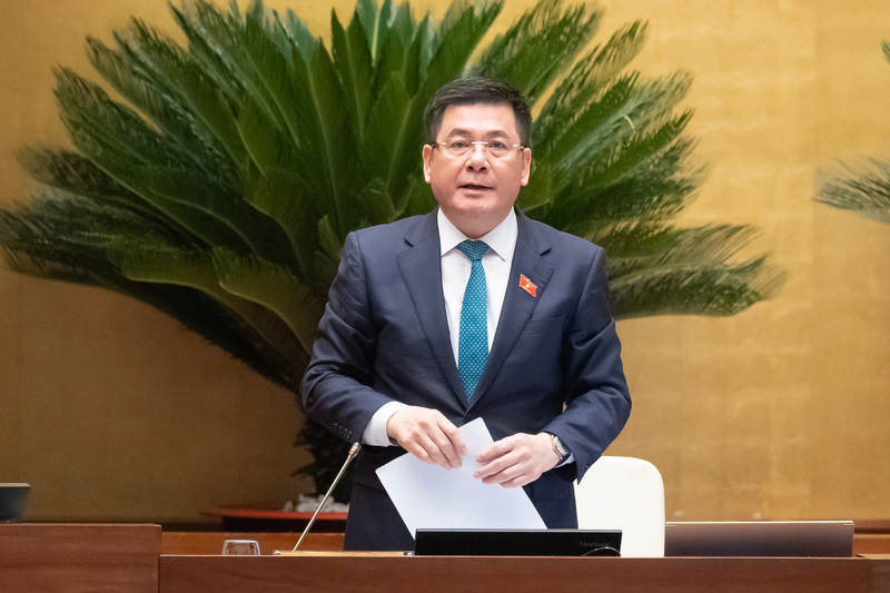 Phó Chủ tịch Quốc hội Nguyễn Hồng Diên điều hành phiên thảo luận.