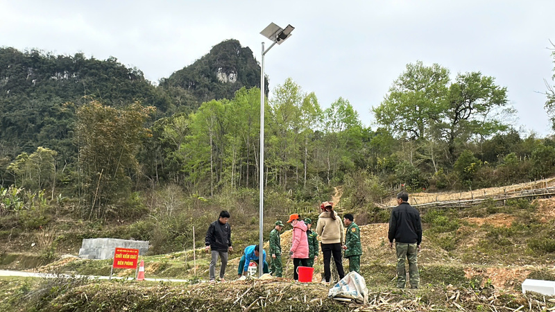 Gần 100 chiếc đèn năng lượng mặt trời được cán bộ, chiến sĩ Đồn Biên phòng Cửa khẩu Lý Vạn lắp đặt khắp các thôn, xóm, đường tuần tra biên giới. Ảnh: Lê Hà