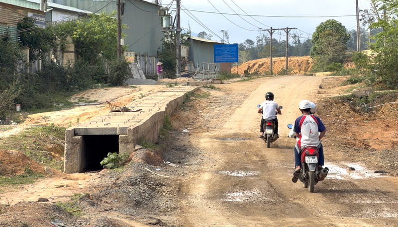 Giá vật liệu tăng cao cũng là một trong những lý do khiến tiến độ thi công chậm trễ. Ảnh: Nguyễn Dương