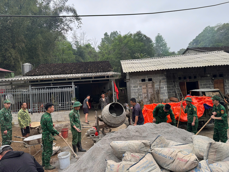 Cán bộ, chiến sĩ Đồn Biên phòng Cửa khẩu Lý Vạn giúp Nhân dân xây nhà, xóa nhà tạm. Ảnh: Lê Hà