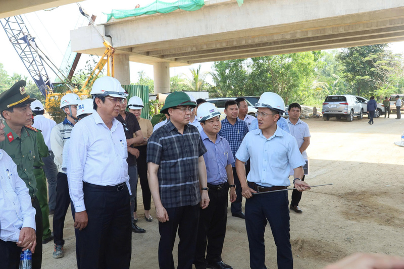 Chủ tịch UBND tỉnh Quảng Ngãi Nguyễn Hoàng Giang yêu cầu đưa chỉ tiêu giải ngân vào hệ thống đánh giá KPI, gắn với trách nhiệm cá nhân, đặc biệt là người đứng đầu. Ảnh: Nguyễn Dương