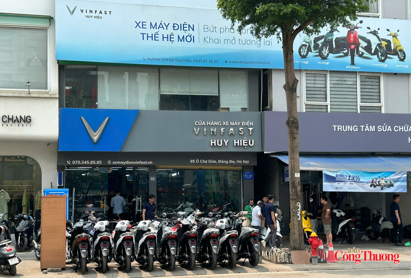 Các cửa hàng xe máy điện tăng tốc mạnh trước lộ trình hạn chế xe xăng.