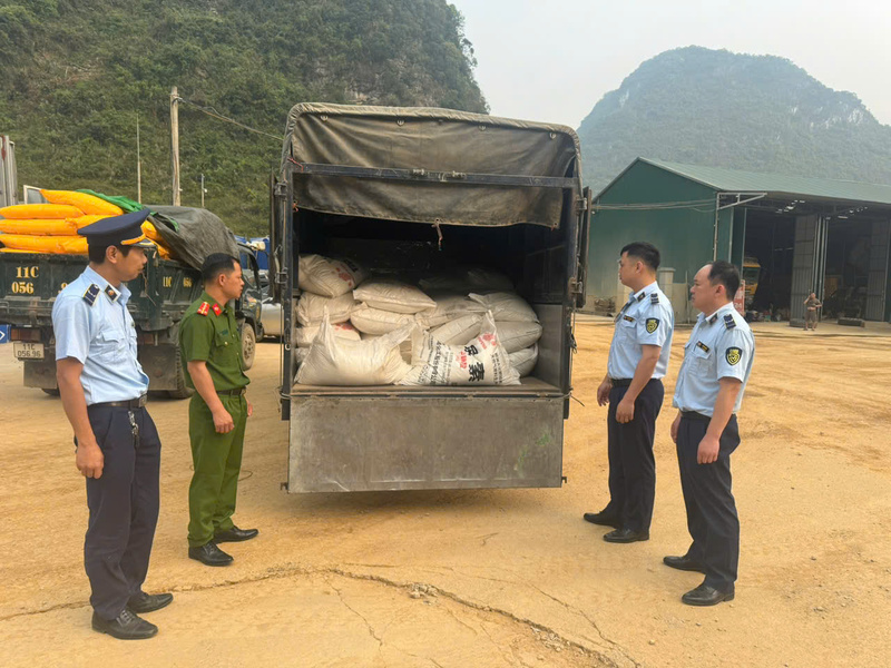 Lực lượng quản lý thị trường Cao Bằng vừa phối hợp với các lực lượng chức năng liên tiếp phát hiện, thu giữ hơn 4 tấn phân đạm nhập lậu. Ảnh Quản lý thị trường Cao Bằng