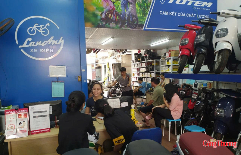 Hoạt động mua bán xe máy điện sôi động tại các cửa hàng khi thời điểm 1/7/2026 đến gần.