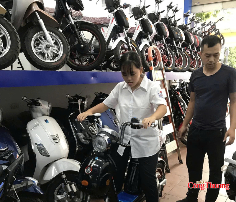 Người tiêu dùng chuyển hướng sang xe điện để thích ứng với chính sách hạn chế xe máy xăng tại đô thị.