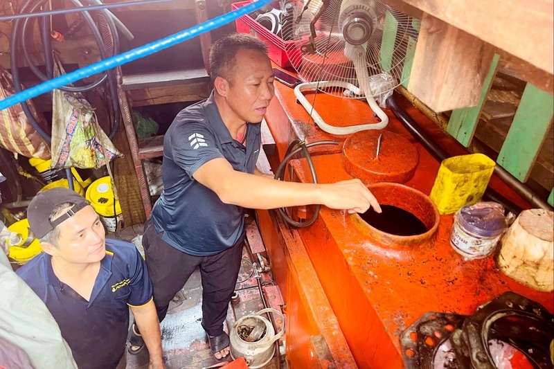 Dầu đã được đổ đầy để ra khơi. Ảnh: Quang An