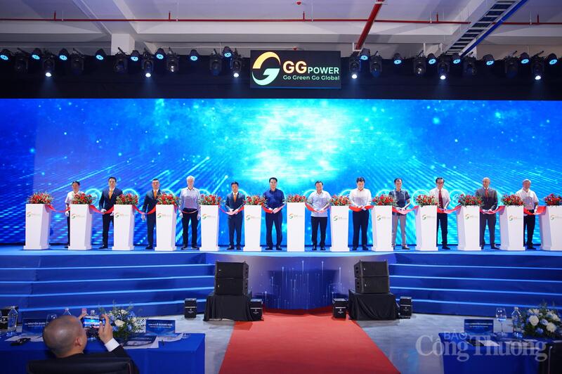 Thứ trưởng Nguyễn Hoàng Long và các đại biểu dự lễ cắt băng ra mắt nhà máy. Ảnh: NH